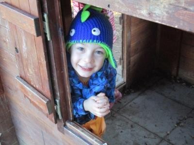 Kind in Spielhütte