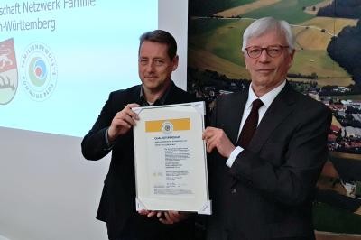 Bürgermeister Uwe Ganzenmüller und Hans Georg Kraus bei der Verleihung