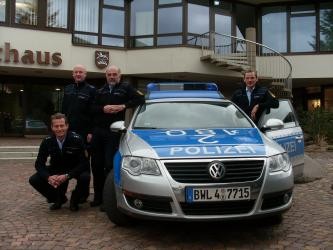 Das Team vom Polizeiposten Bodelshausen vor dem Rathaus